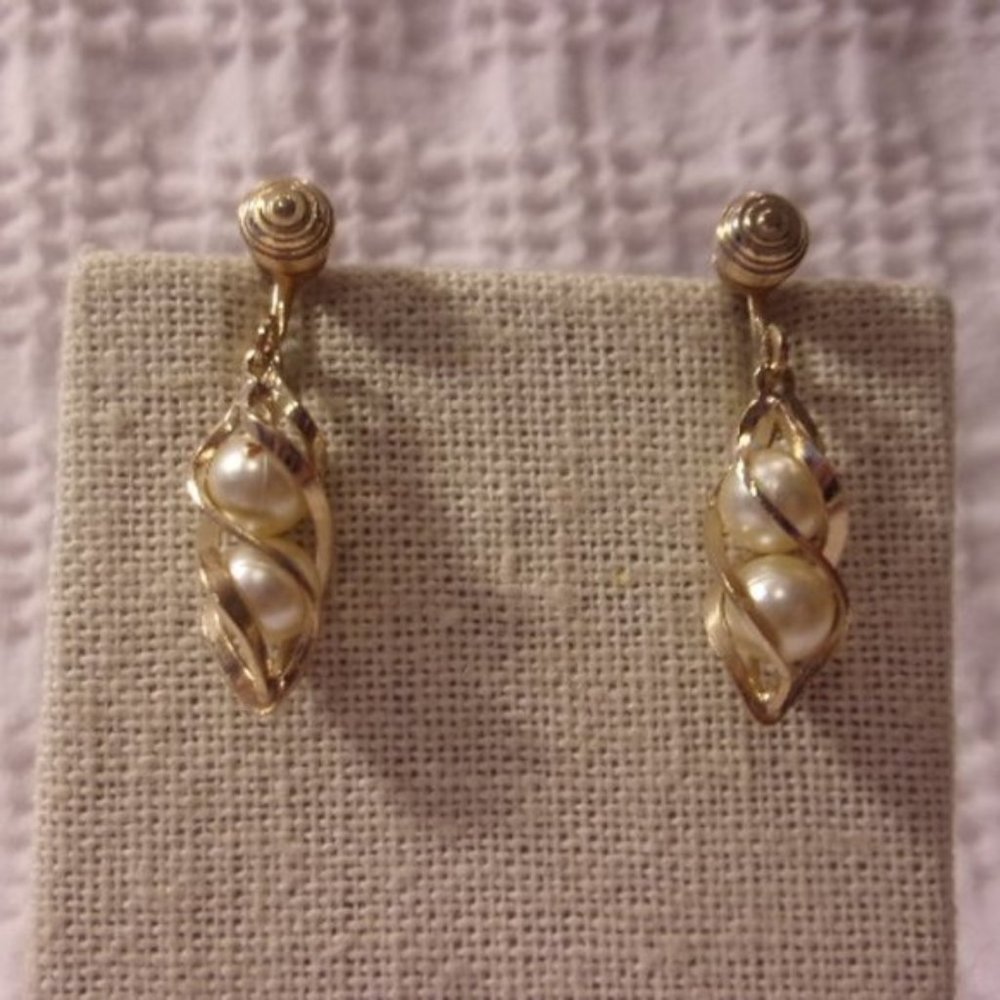 "Sarah Coventry Twirling Pearls Screwback Earrings "